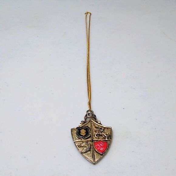 Shield pendant and gold tone necklace - Picture 1 of 6